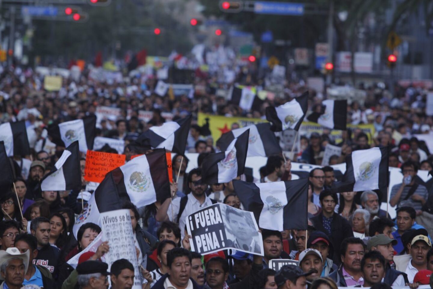 Por sexto aniversario, padres de los 43 realizarán marcha hacia el Zócalo