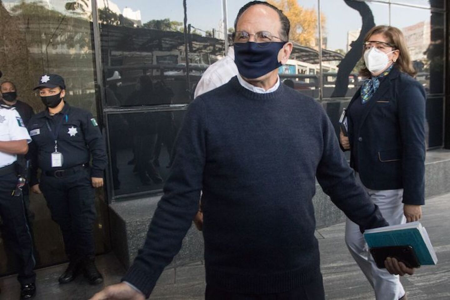 El sacerdote, activista y defensor de los derechos humanos de los Migrantes, Alejandro Solalinde, fue captado en las afueras de la Fiscalía General de la República (FGR).