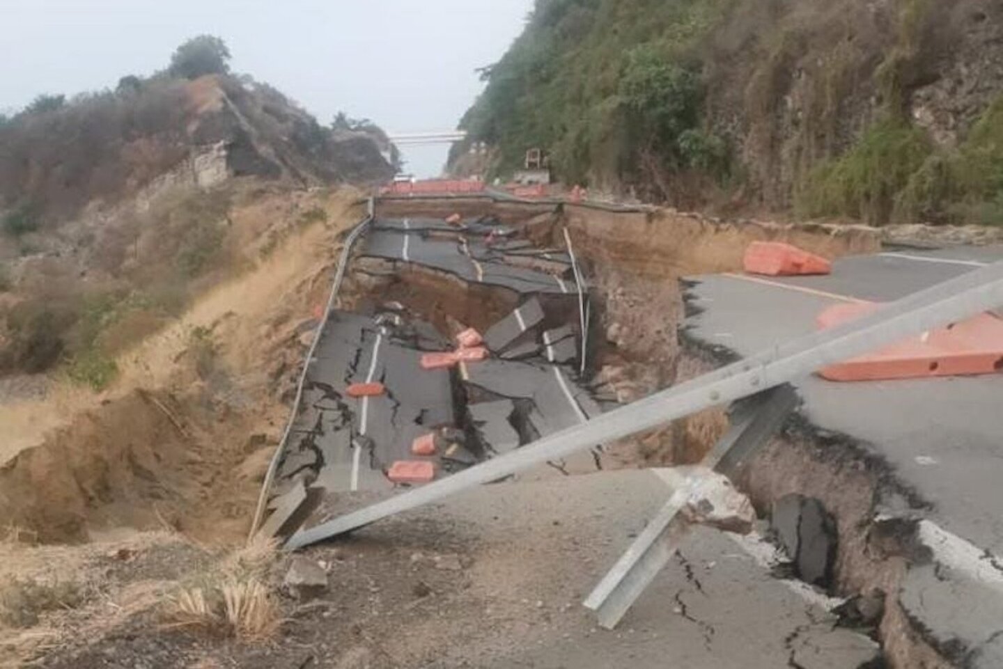 colapsa-autopista-en-michoacan-siglo-21