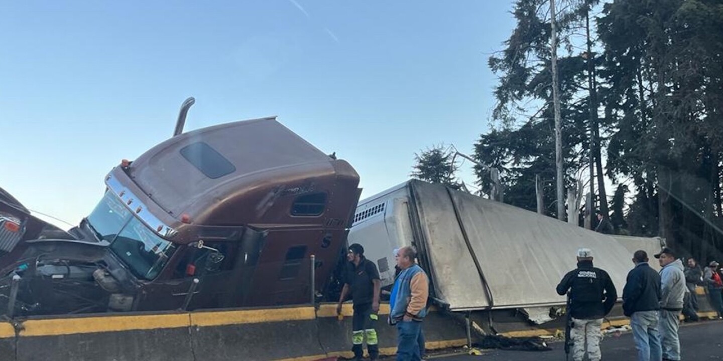 accidente-mexico-cuernavaca-trailer-vuelca-en-tres-marias