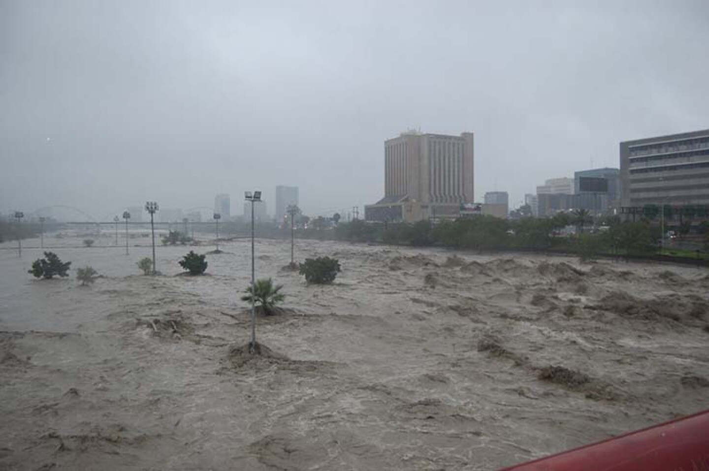 MONTERREY, NUEVO LEÓN, 01JULIO2010.- El arribo del Huracán “Alex” de categoría 2, ya degradado a tormenta tropical durante la madrugada de hoy, hizo recordar a los regiomontanos aquella madrugada de septiembre 17 de 1988, cuando otro huracán, el