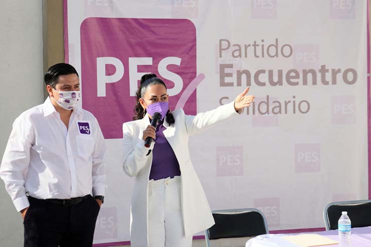 Ulises Bravo, dirigente del Partido Encuentro Solidario, acompaña a Vianey Nájera Vázquez, en el arranque de su campaña por la diputación del distrito 1.
