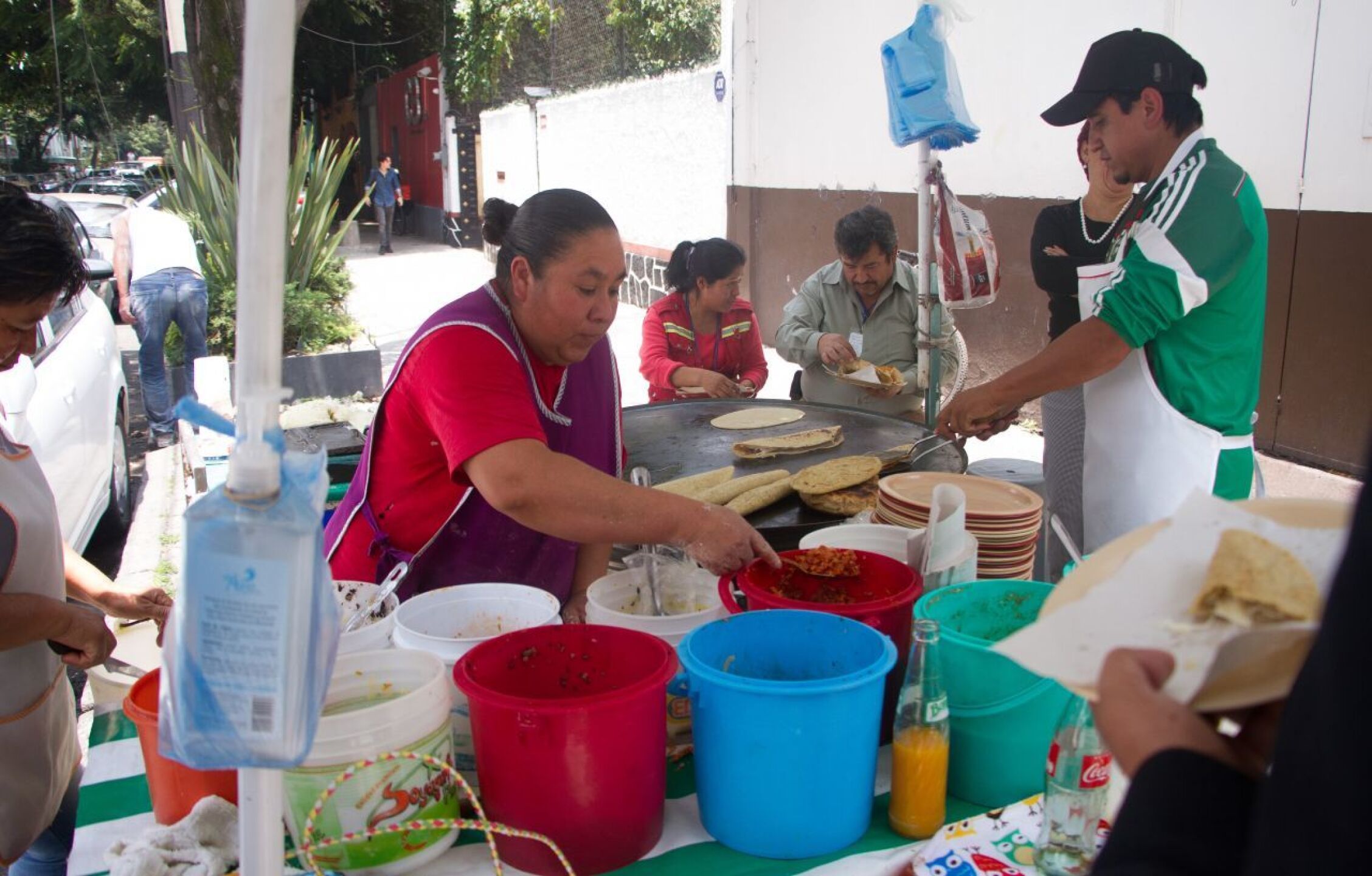 CIUDAD DE MÉXICO, 17AGOSTO2018.- Hora de la comida en la calle de Zamora. Quesadillas, Gorditas, tlacoyos, para llevar o comer ahí mismo.FOTO: VICTORIA VALTIERRA /CUARTOSCURO.COM