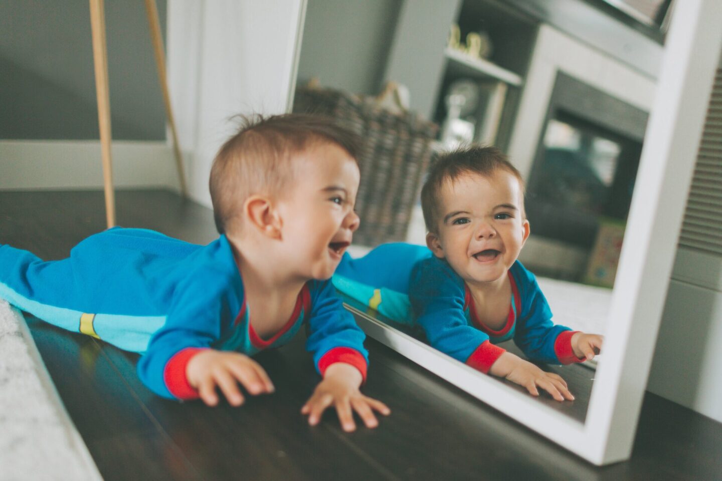 Ver su reflejo en el espejo es más que un juego para tu bebé. Foto: Envato Elements