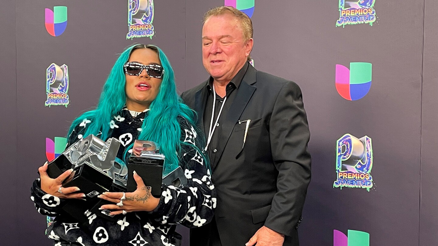 Karol G y Bad Bunny se coronan en unos Premios Juventud muy emotivos