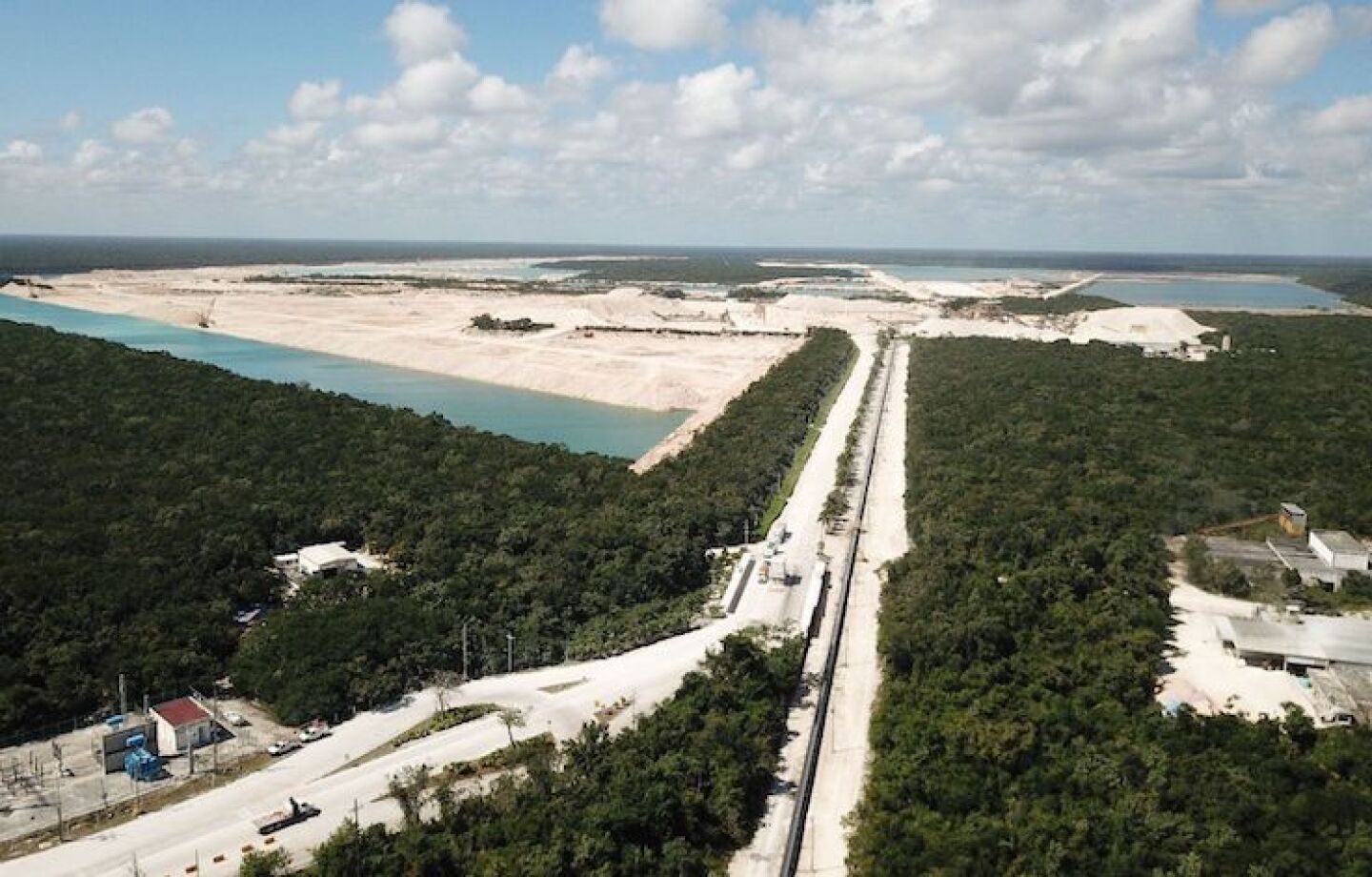 El Jefe del Ejecutivo, Andrés Manuel López Obrador, señaló que la empresa Calica se burló y engaño al gobierno por que siguen extrayendo material rocoso de Playa del Carmen, cuando ya se habían comprometido a detener esta actividad.