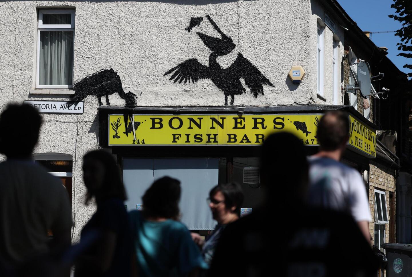 Pelícanos en un "fish and chips", la quinta pintura del zoo urbano de Banksy en Londres