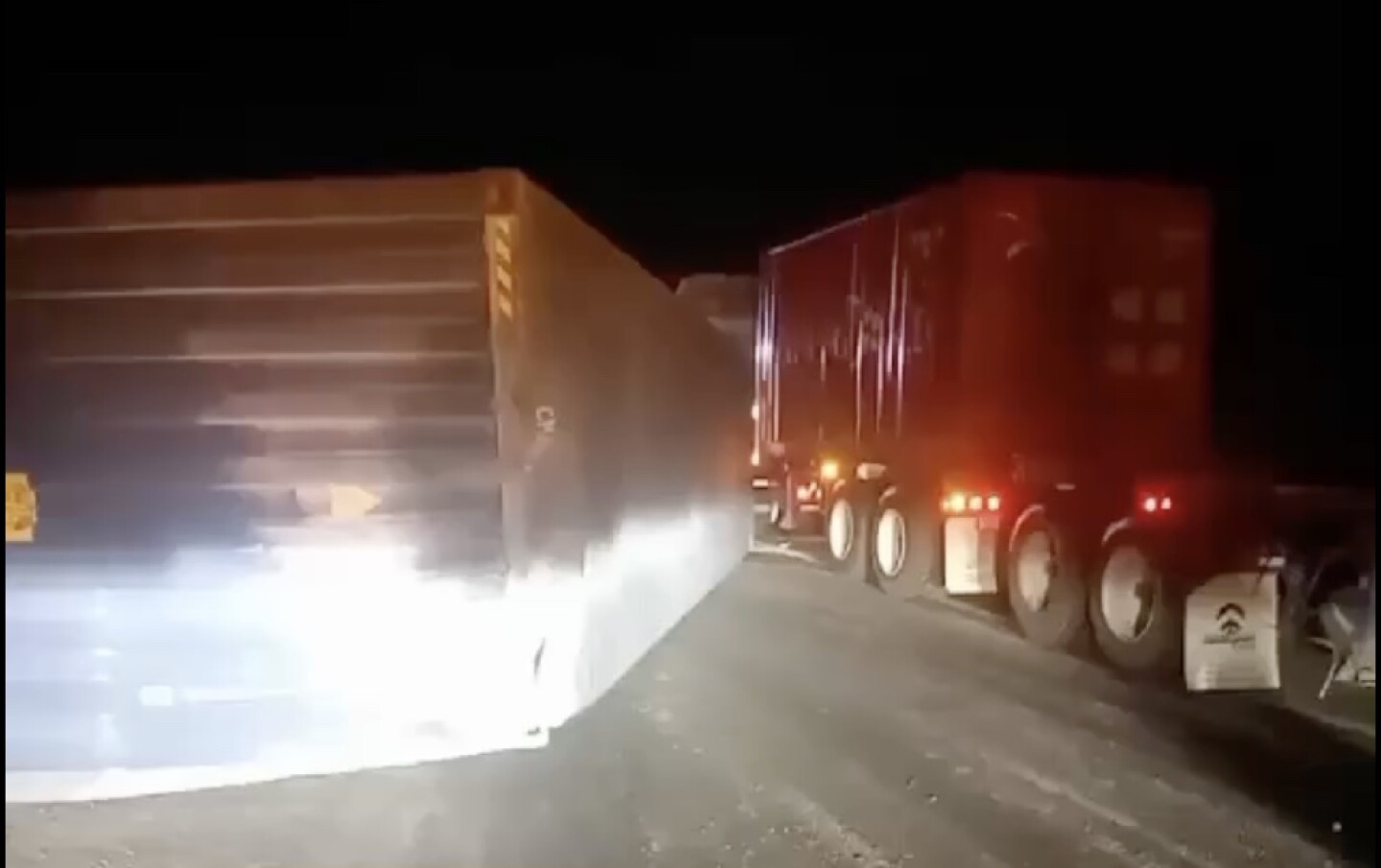 accidente-guadalajara-colima-cierre-por-caida-de-contenedor-en-tonila