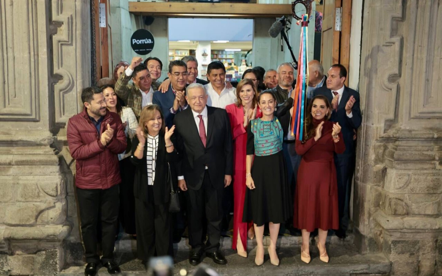 baston-de-mando-sheinbaum-amlo-1