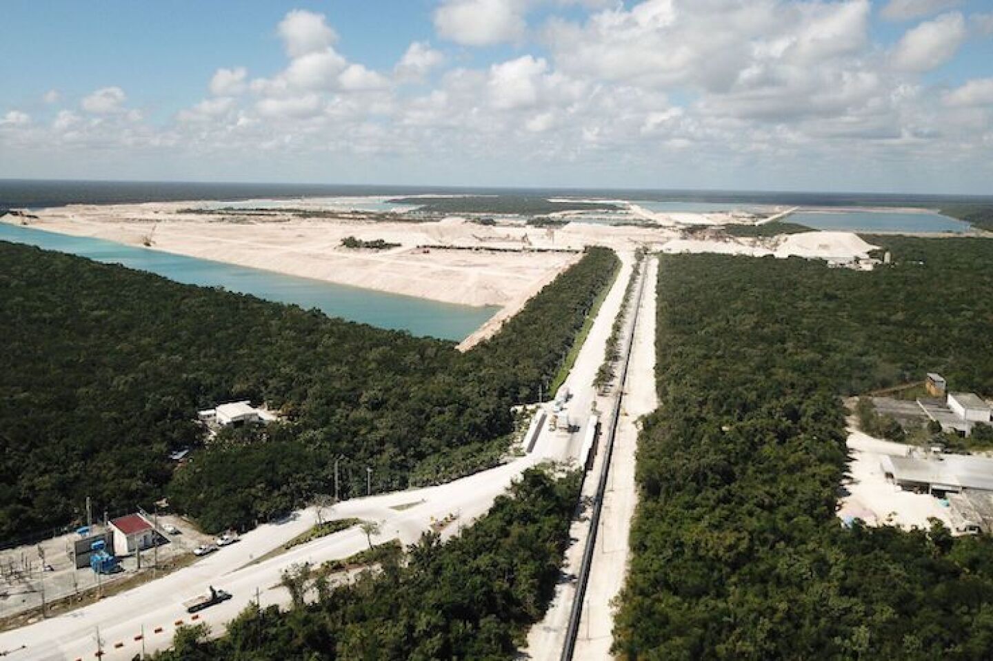 El Jefe del Ejecutivo, Andrés Manuel López Obrador, señaló que la empresa Calica se burló y engaño al gobierno por que siguen extrayendo material rocoso de Playa del Carmen, cuando ya se habían comprometido a detener esta actividad.
