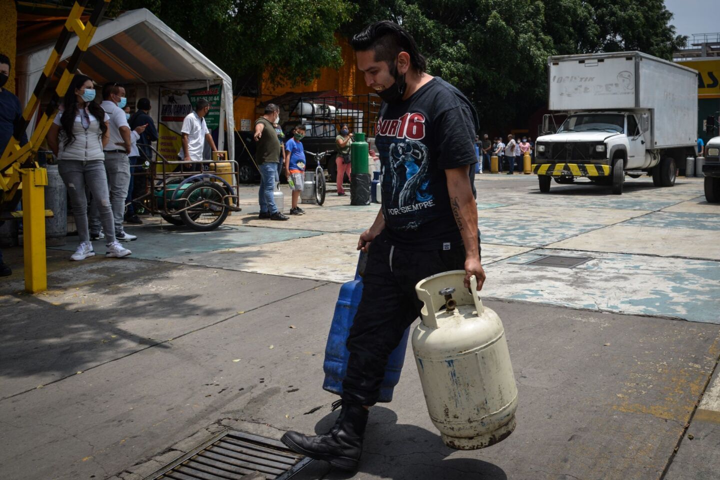 Personas se forman para rellenar sus tanques de gas LP en las distribuidoras de este hidrocarburos ubicadas sobre la avenida Javier Rojo Gómez luego de que volvieran a brindar el servicio tras el paro nacional que el Gremio Gasero Nacional realiza por la entrada en vigor del esquema de regulación de precios de la Comisión Reguladora de Energía (CRE).