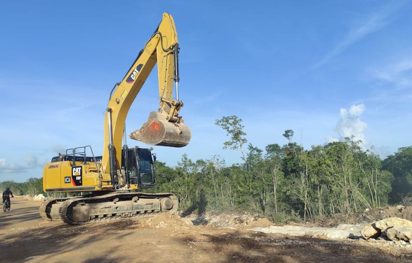 La Sedena, a través del Agrupamiento de Ingenieros Felipe Ángeles, tiene bajo su cargo la construcción de tres tramos del Tren Maya: el Tramo 5 que irá de Cancún a Tulum, el Tramo 6 que irá de Tulum a Bacalar y el Tramo 7 que irá de Bacalar a Escárcega, el día de hoy se puede observar maquinaria trabajando en tramo 5 Norte con grandes avances.