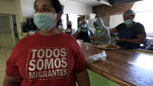Migrantes viven con esperanza y alegría la eliminación de "Quédate en México"