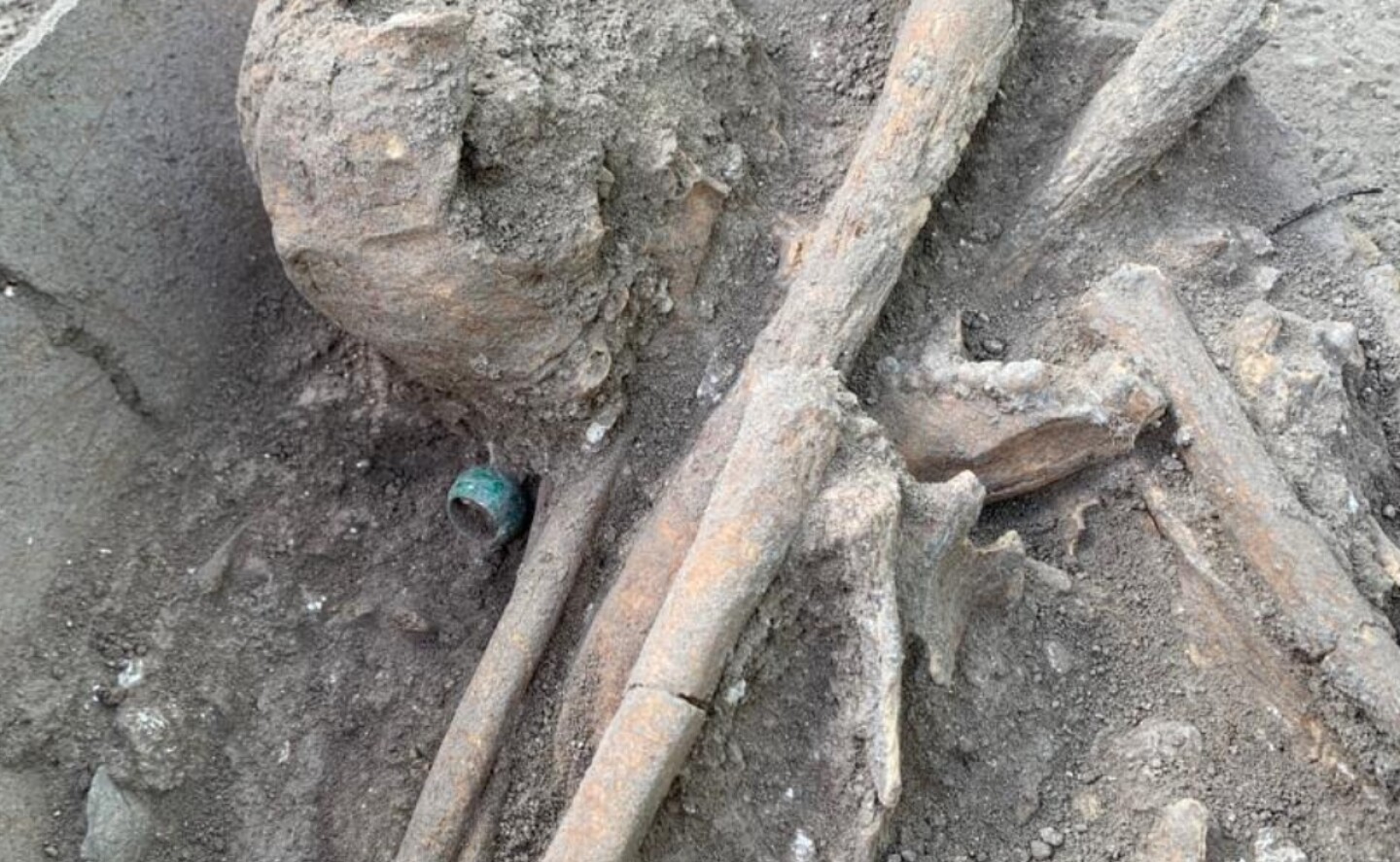 inah_cadaver_osamenta_humana_anillo_jade_campeche_