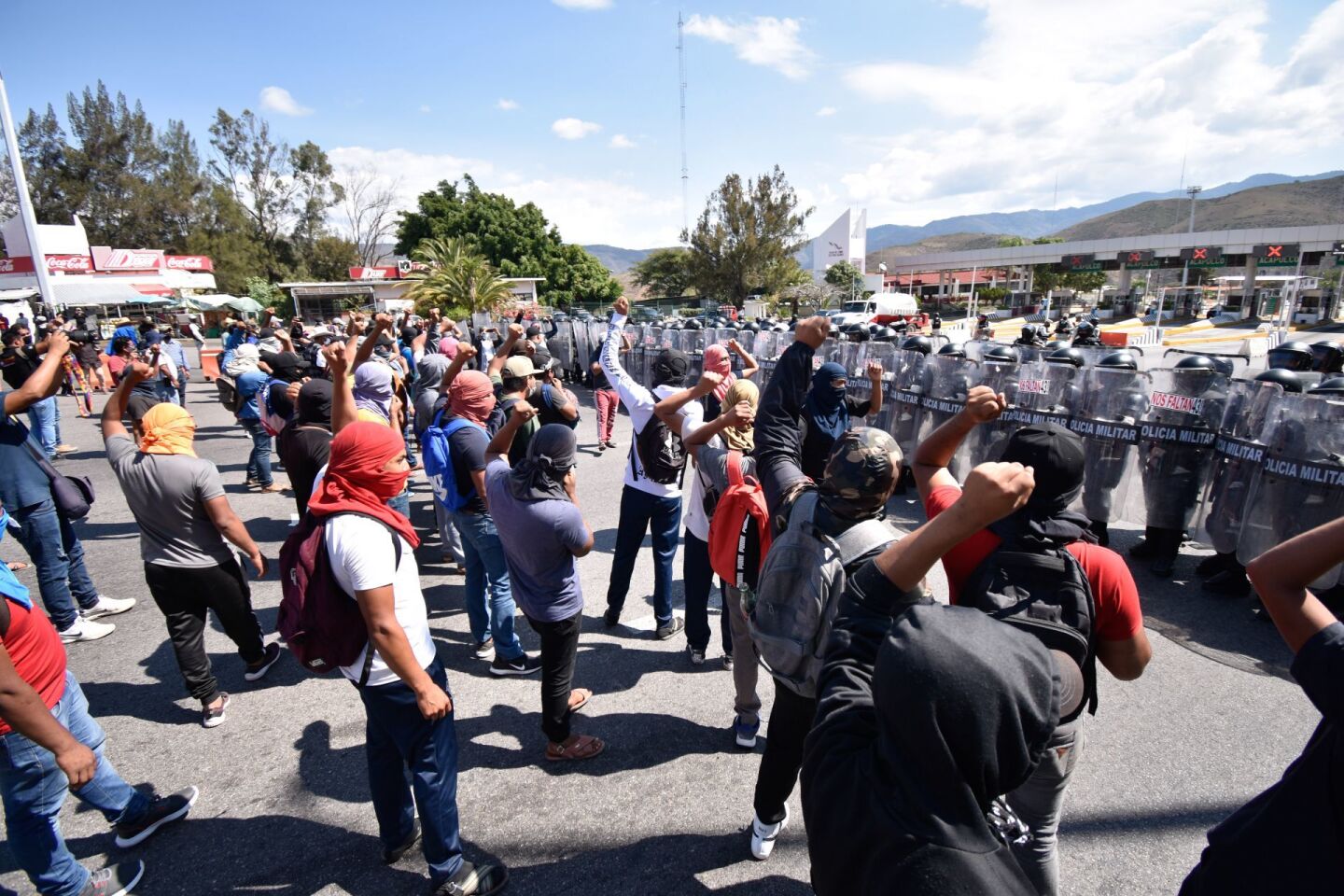 Personal de la Guardia Nacional y Policía del Estado, con equipo antimotín, tanques de gas y toletes, desplegaron un operativo coordinado en las inmediaciones de la caseta de Palo Blanco en la autopista del sol y con él impidieron que alumnos de la normal de Ayotzinapa y padres de los 43 desaparecidos de esa institución tomaran el control de la plaza de peaje como reiteradamente lo han estado haciendo.