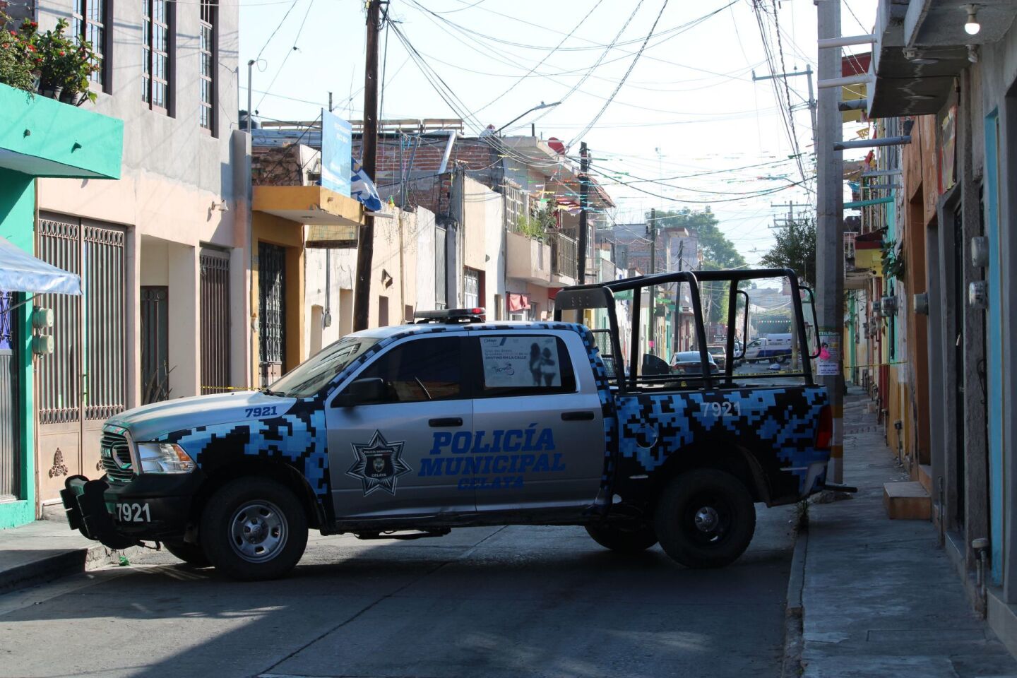 Jornada violenta en Celaya, Guanajuato, tras la detención de atacantes a policías municipales que dejó como saldo un oficial muerto y dos heridos. En la imagen, lugar del ataque armado al cuerpo policial.