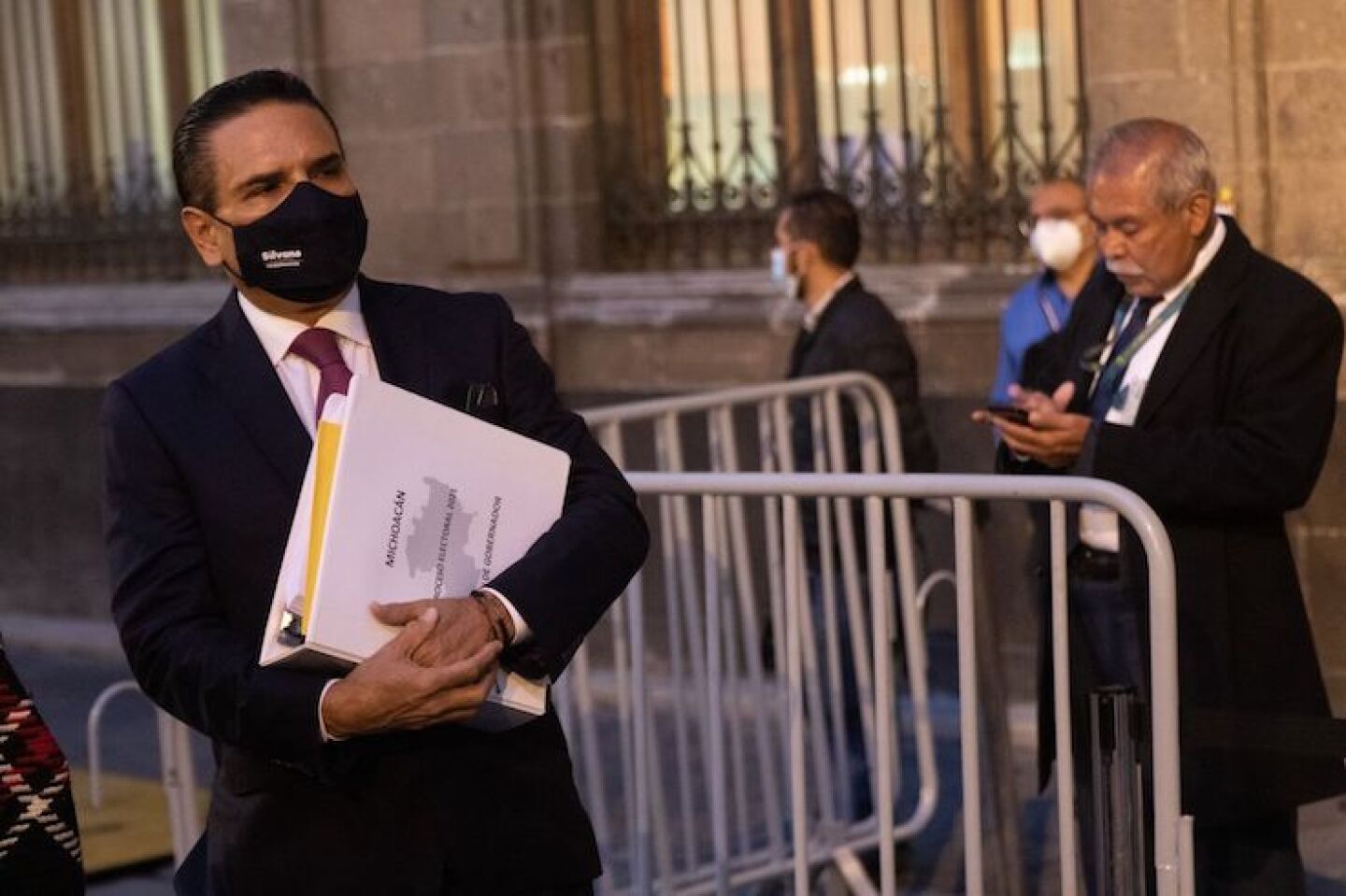 Silvano Aureoles Conejo, gobernador de Michoacán, acudió a Palacio Nacional para entregarle al Jefe del Ejecutivo supuestas pruebas de que el crimen organizado intervino a favor de Morena en las elecciones de su estado.