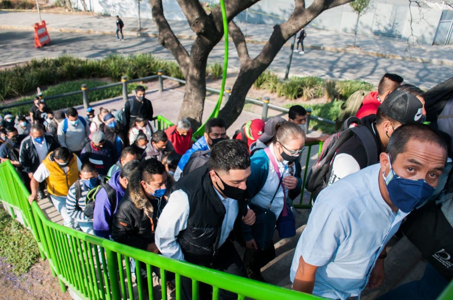 Decenas de personas llegan al metro Velódromo luego de descender del autobús RTP directo de Pantitlán.