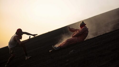 Turistas disfrutan deslizándose en las faldas de un volcán