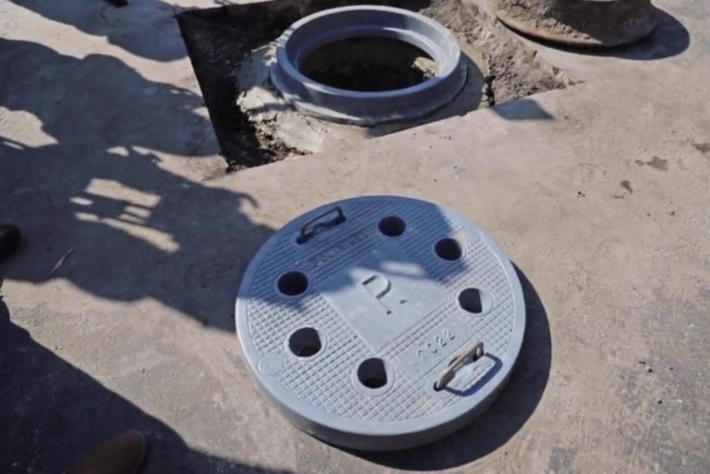 tapas-coladeras-fierro-a-plastico-sobse-cdmx