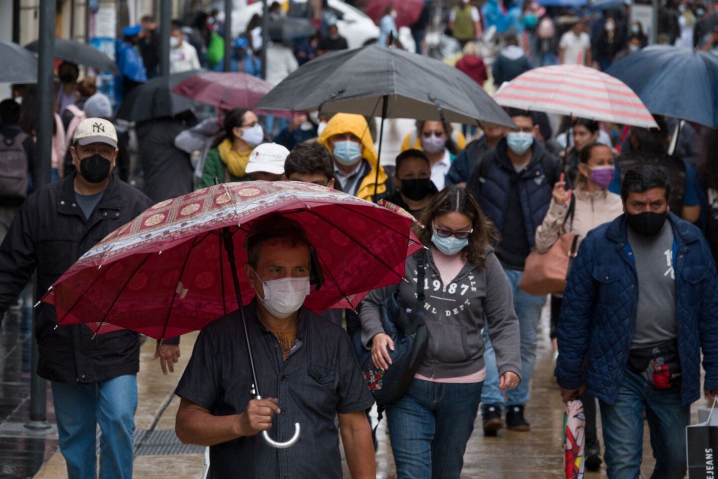 Capitalinos salieron a la calle con paraguas, impermeables y bolsas para protegerse de las lluvias provocadas por la entrada del huracán Grace a Veracruz.