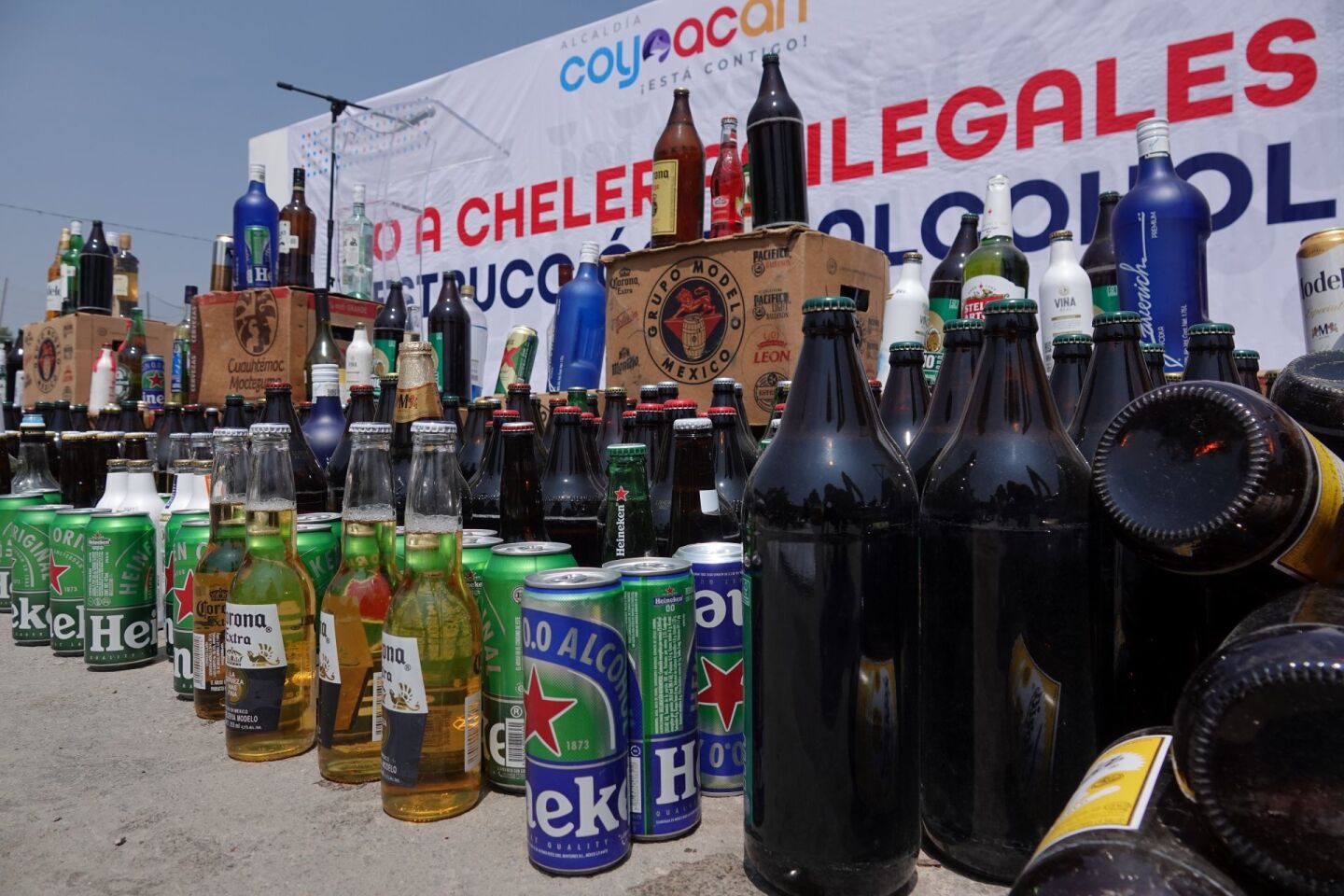 Destrucción de cuatro toneladas de alcohol decomisado en chelerías ilegales en la alcaldía Coyoacán.