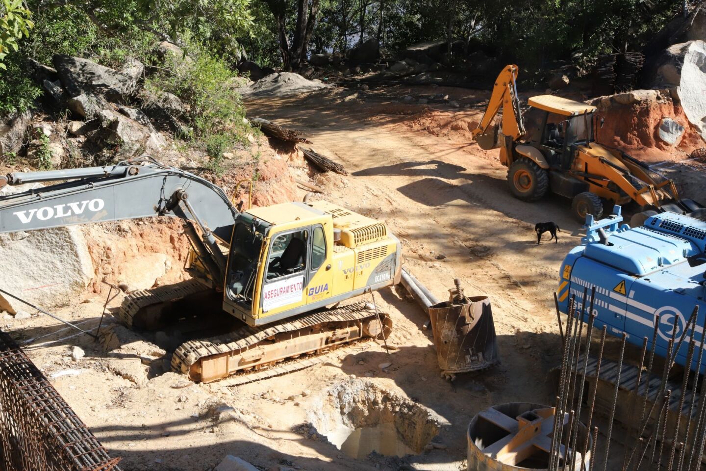 ACAPULCO, GUERRERO, 30ENERO2019.- Se violaron sellos de clausura Inspectores de la Procuraduría Federal de Protección al Ambiente (Profepa) inmovilizaron maquinaria y colocaron sellos de clausura en dos predios del cerro El Encinal, donde se construye el Centro de Desarrollo Comunitario y Monumento de la Paz, en terrenos del ejido Carabalí. Dicha obra es promovida por la iglesia católica y fue impulsada por el ex alcalde perredista Evodio Velázquez Aguirre como opción de “eco-turismo religioso”. FOTO: BERNANDINO HERNÁNDEZ /CUARTOSCURO.COM