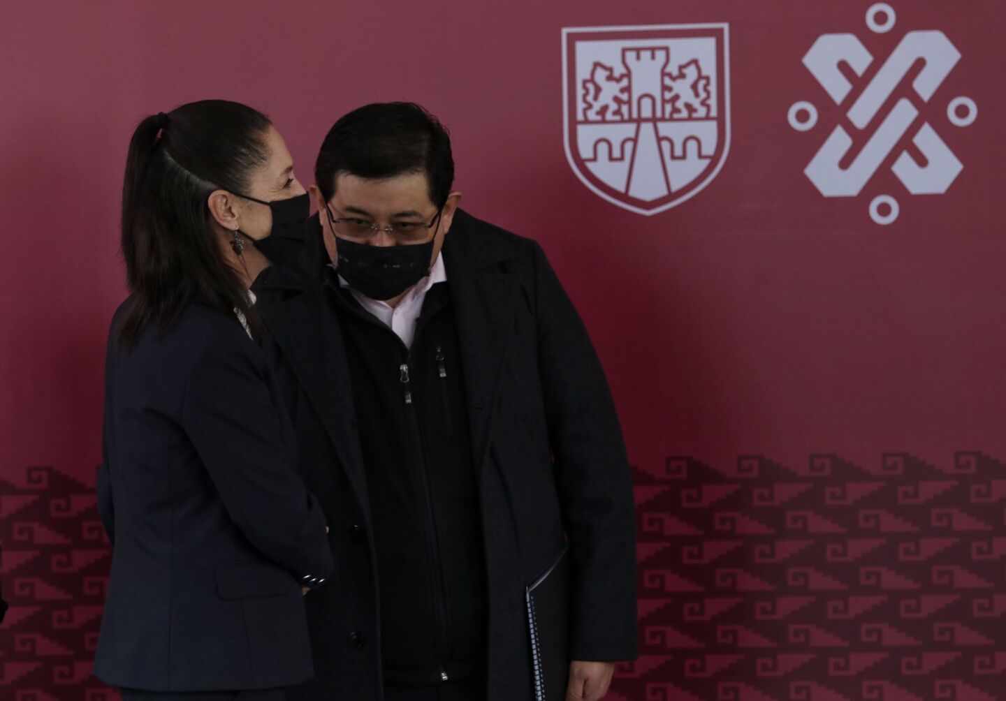 Claudia Sheinbaum Pardo, jefa de Gobierno de la Ciudad y José Carlos Acosta Ruiz, Alcalde de Xochimilco, durante la instalación del Gabinete de Seguridad y la Mesa de Construcción de Paz en la Alcaldía Xochimilco.