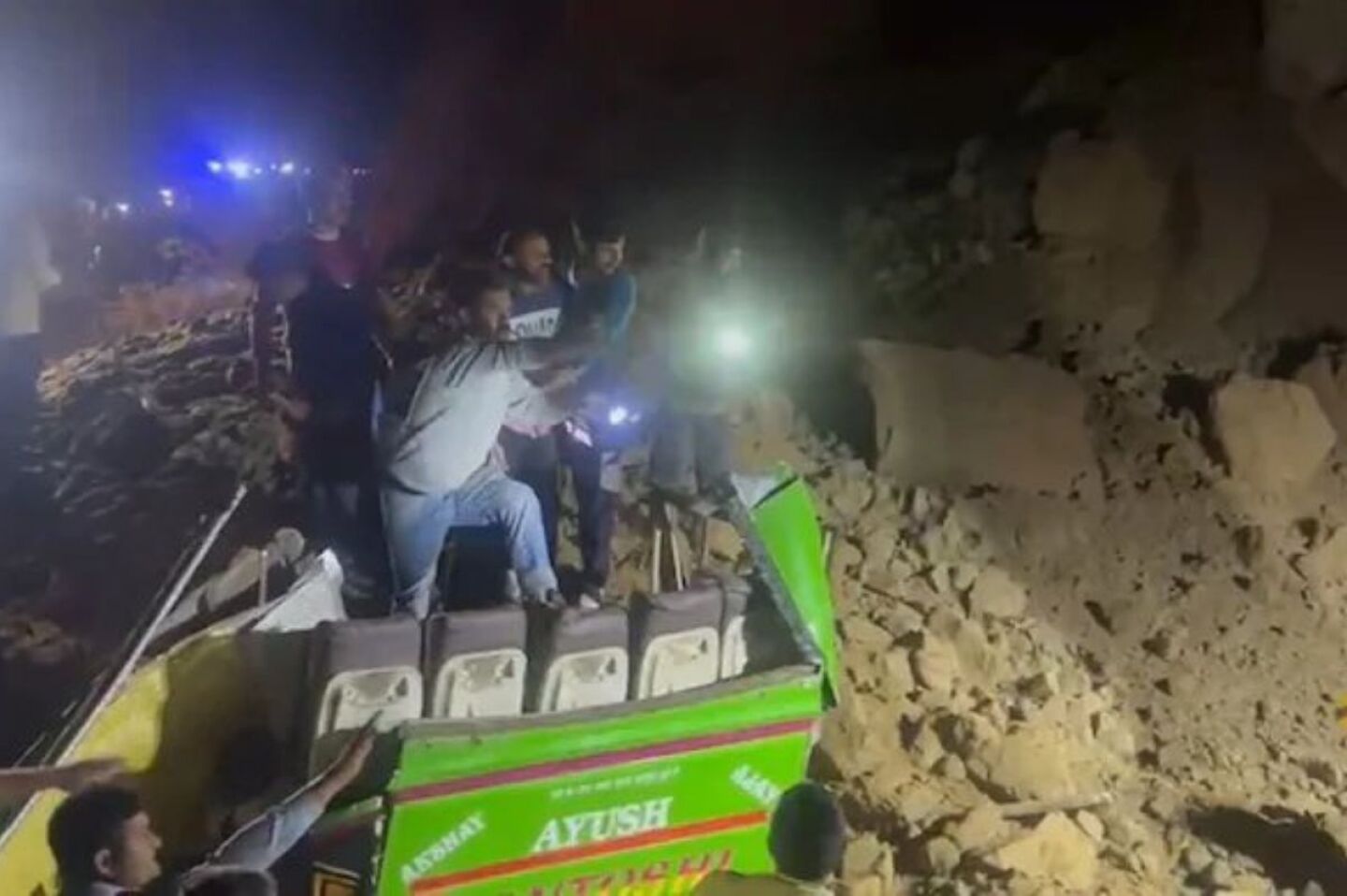 deslave-de-tierra-aplasta-autobus-y-deja-15-muertos-tras-lluvias-torrenciales-en-la-india-que-paso-video