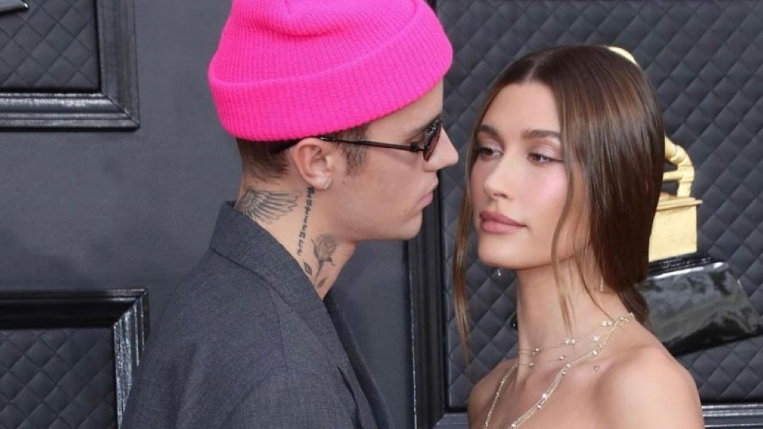 Hailey Bieber junto a sobre Justin