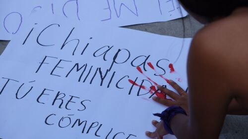 TUXTLA GUTIÉRREZ, CHIAPAS, 14FEBRERO2020.- Decenas de mujeres feministas realizaron una marcha desde el Parque Bicentenario hasta las puertas del palacio municipal de la capital chiapaneca, denunciando la falta de justicia que impera en el estado respecto a los feminicidios. Las colectivas feministas realizaron esta acción en respuesta al feminicidio de Ingrid, mujer brutalmente asesinada por su pareja en la casa que compartían y expuesta por algunos medios de comunicación desollada. FOTO: ISABEL MATEOS /CUARTOSCURO.COM