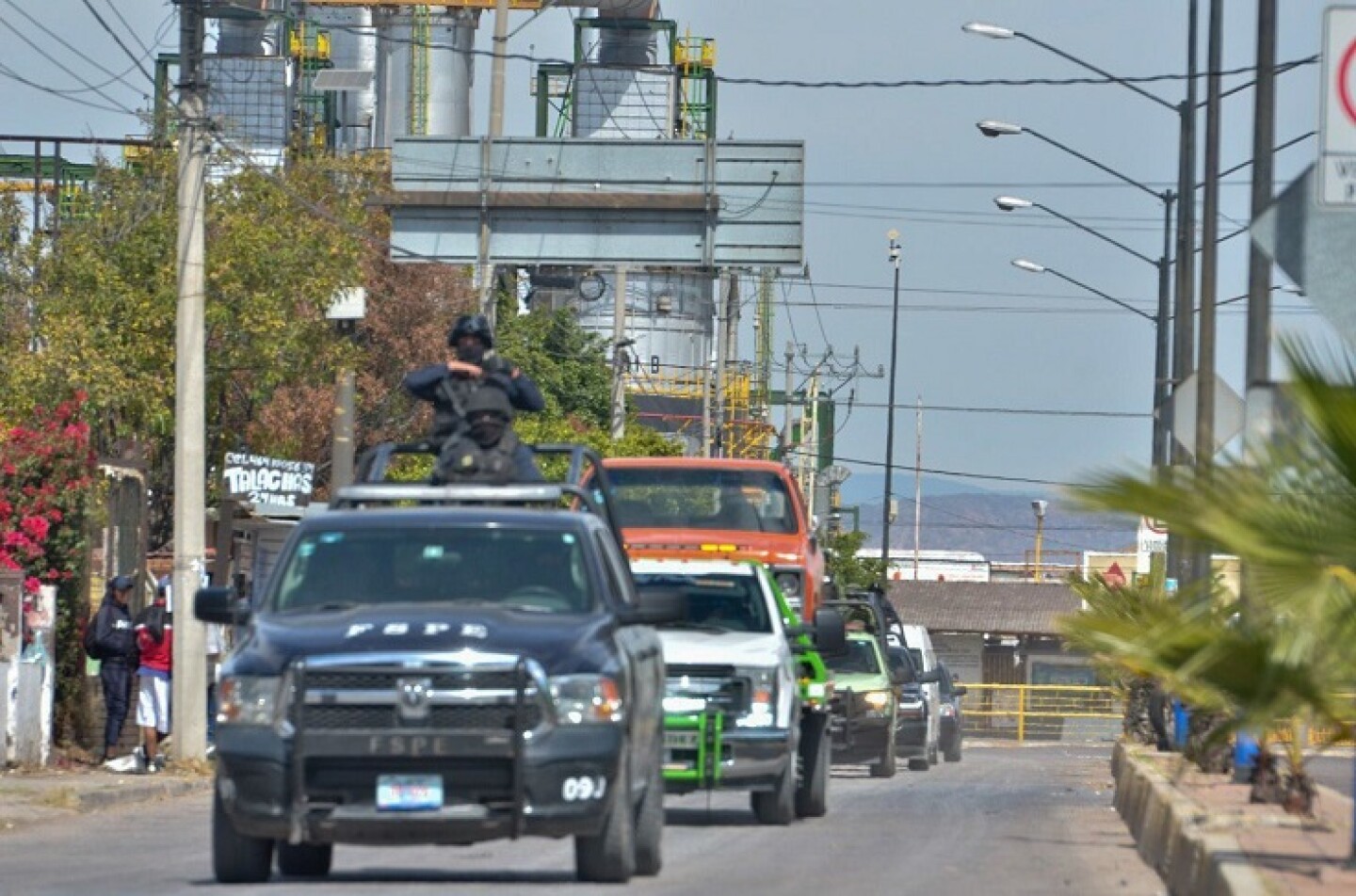 SALAMANCA, GUANAJUATO, 31ENERO2019.- Una camioneta de color naranja con un supuesto artefacto explosivo fue localizada en una de las puertas de la refinería "Antonio M. Amor" de Pemex, en otro punto fueron halladas mantas firmadas por el cártel de Santa Rosa de Lima en donde supuestamente amenazan al Presidente de México, Andrés Manuel López Obrador, esto por los operativos que ha lanzado en el estado para combatir el robo de gasolina. Elementos del Ejercito Mexicano montaron un operativo especial para retirar la unidad, más tarde se confirmó que la supuesta bomba no representaba ningún peligro, sin embargo se monto un operativo especial de vigilancia en torno a la refinería.FOTO: BETO ARIAS /CUARTOSCURO.COM