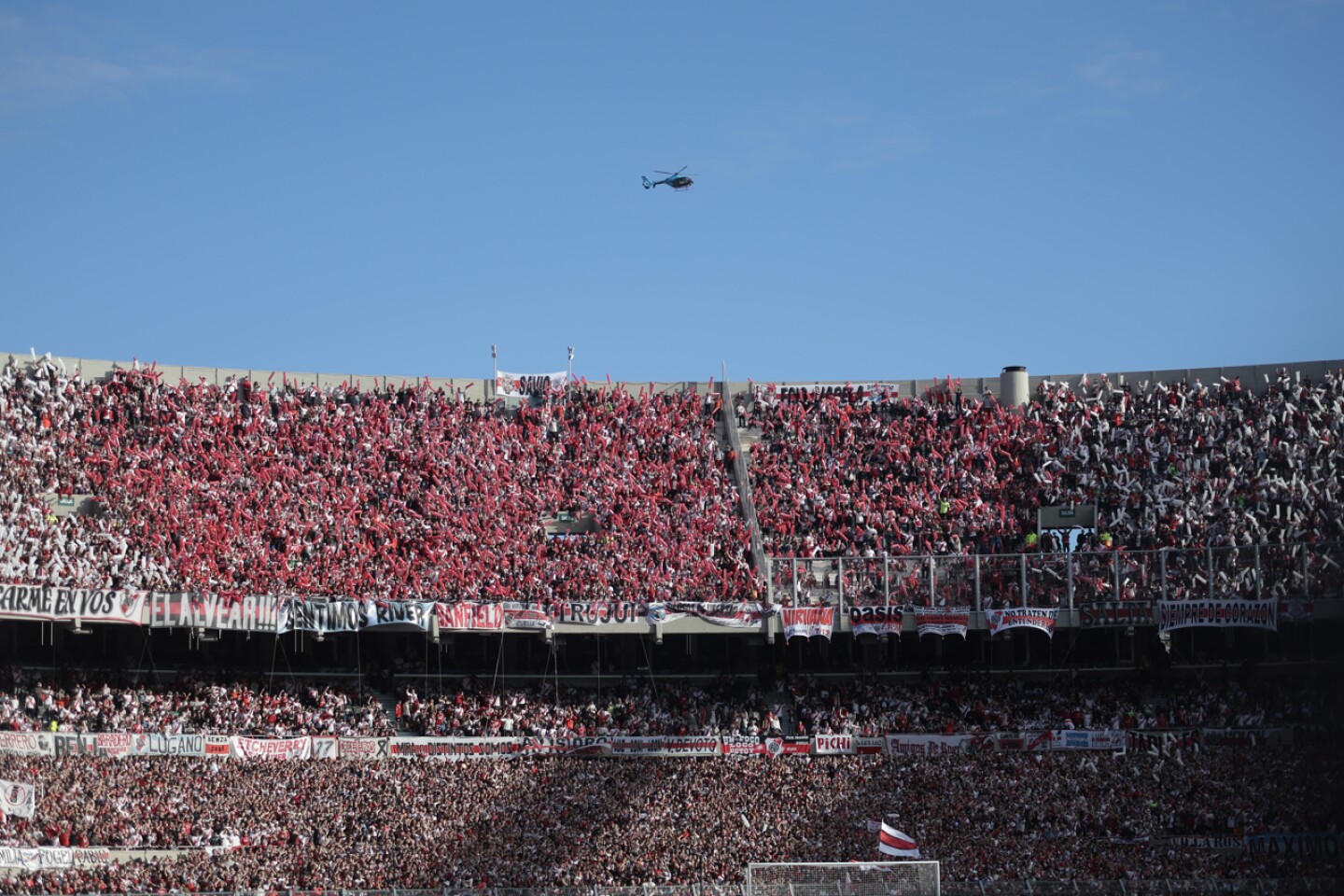 Un hincha muere al caer de tribuna y es suspendido partido de River con Defensa y Justicia