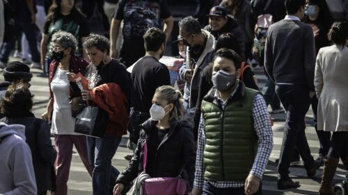 Con una ocupación hospitalaria a nivel nacional es del 59% y de acuerdo a las cifras más recientes de la Secretaría de Salud, México registra 136 mil 917 defunciones confirmadas por Covid-19, con una tasa de letalidad del 8% (defunciones) en la semana 53 de la pandemia. En la Centro histórico las visitas siguen abarrotando las principales calles con uso de cubrebocas a elección.