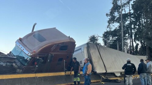 accidente-mexico-cuernavaca-trailer-vuelca-en-tres-marias