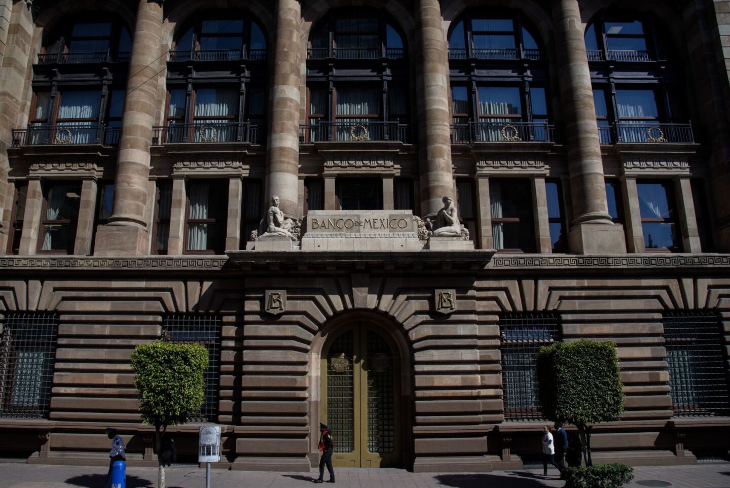 Banco de México recortó la tasa de interés referencial de un 4.25 a un 4 por ciento debido a la incertidumbre de la actividad económica en México provocada por la pandemia de covid-19.