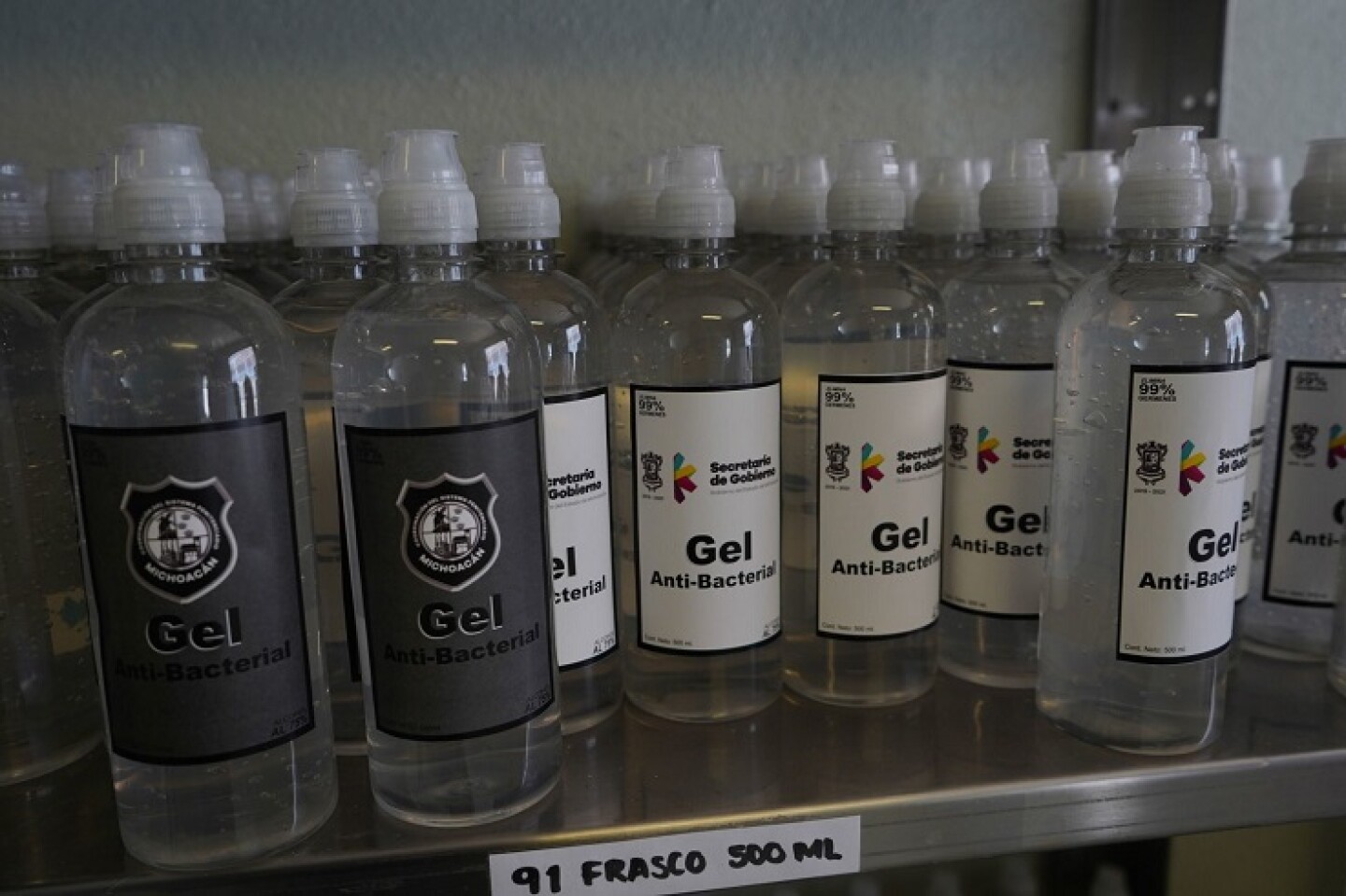 El Penal de Alto Impacto de la ciudad de Morelia ha comenzado a elaborar gel antibacterial, el cual será entregado a distintos centros de reinserción social para que reos y personal tanto médico como administrativo cuenten con un desinfectante para manos que haga frente al COVID-19,