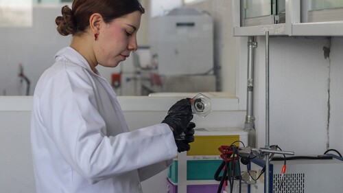 Estudiante mexicana crea aparato que detecta "drogas de violación" en bebidas