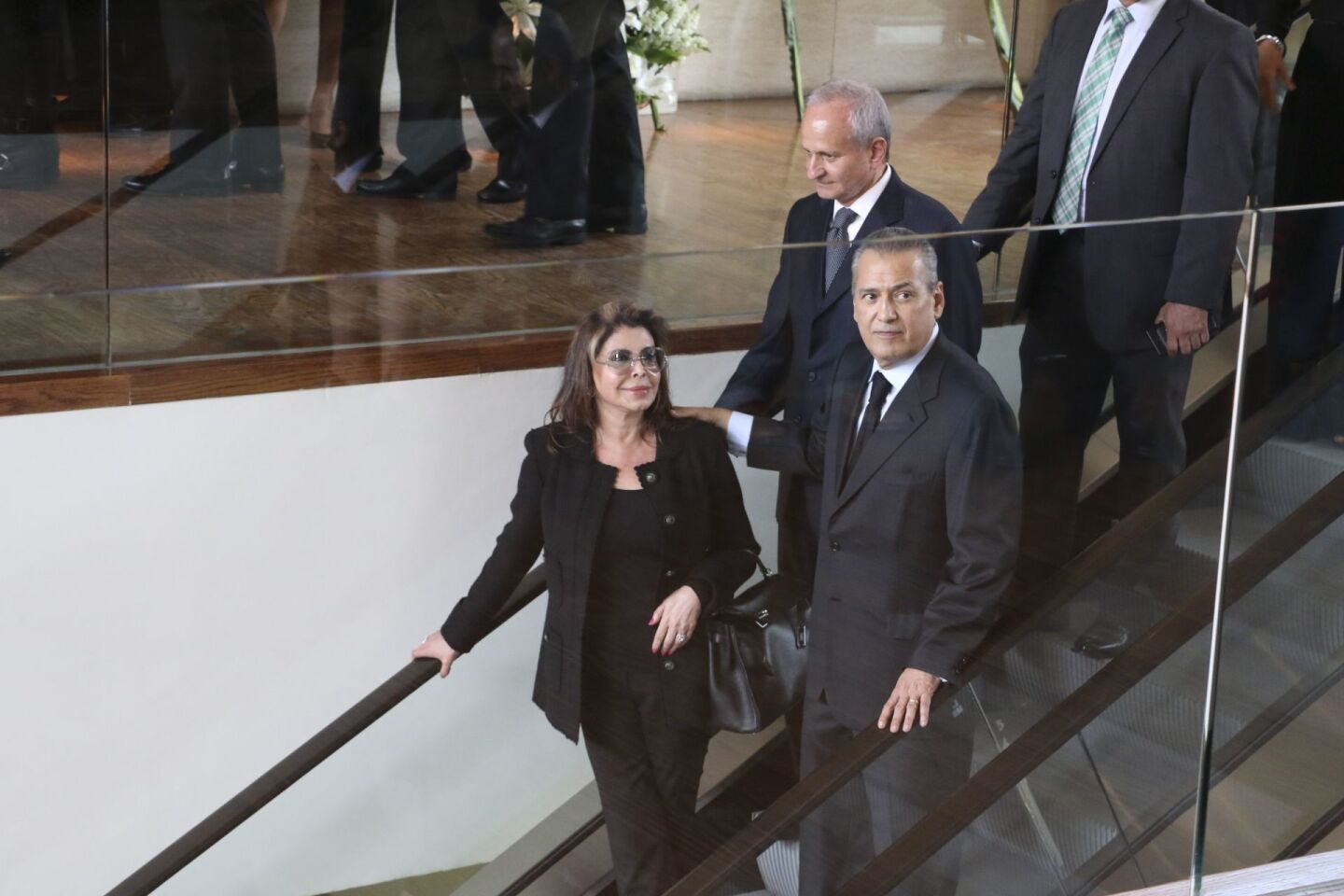 CIUDAD DE MÉXICO, 08AGOSTO2016.- Manlio Fabio Beltrones y su esposa Sylvia Sánchez acudieron a darle el pésame a Emilio Gamboa Patrón, coordinador de los senadores priistas, por el fallecimiento de su esposa, María Angélica Miner, quien fue velada en una funeraria de Santa Fe. FOTO: SAÚL LÓPEZ /CUARTOSCURO.COM