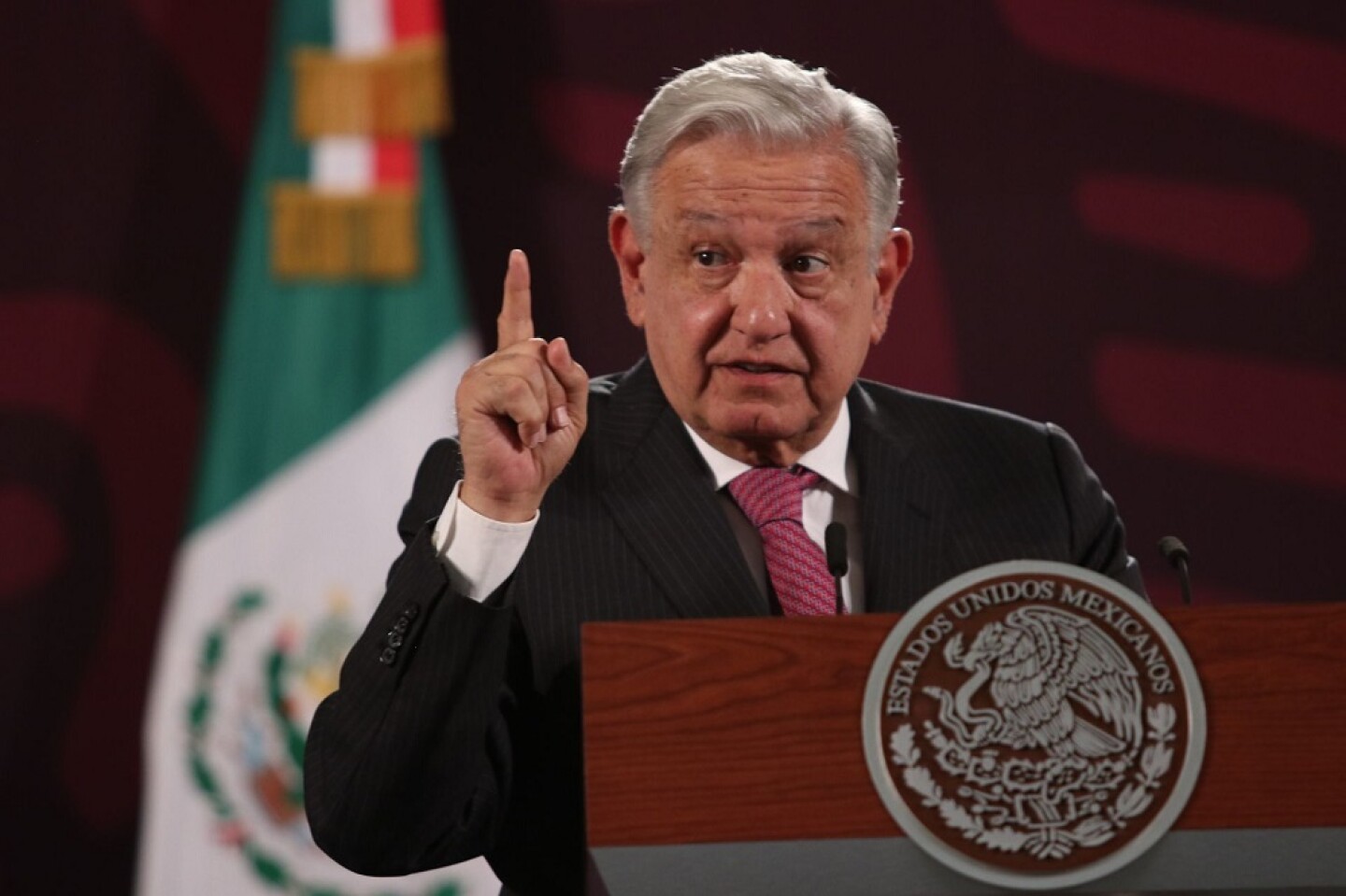 amlo dedo 00D1A544-75EE-47C9-ABBF-30E590C119E8