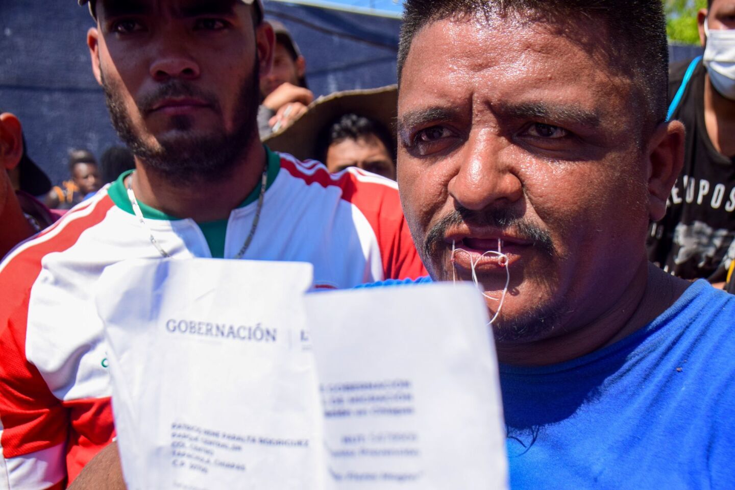 Un grupo de migrantes se cosieron los labios frente al Instituto Nacional de Migración, en Tapachula, para exigir una visa humanitaria que les permita libre transito en territorio mexicano.