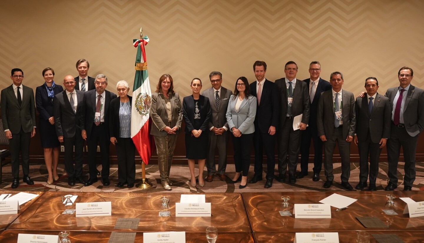 Claudia Sheinbaum con empresarios de Canadá.jpg