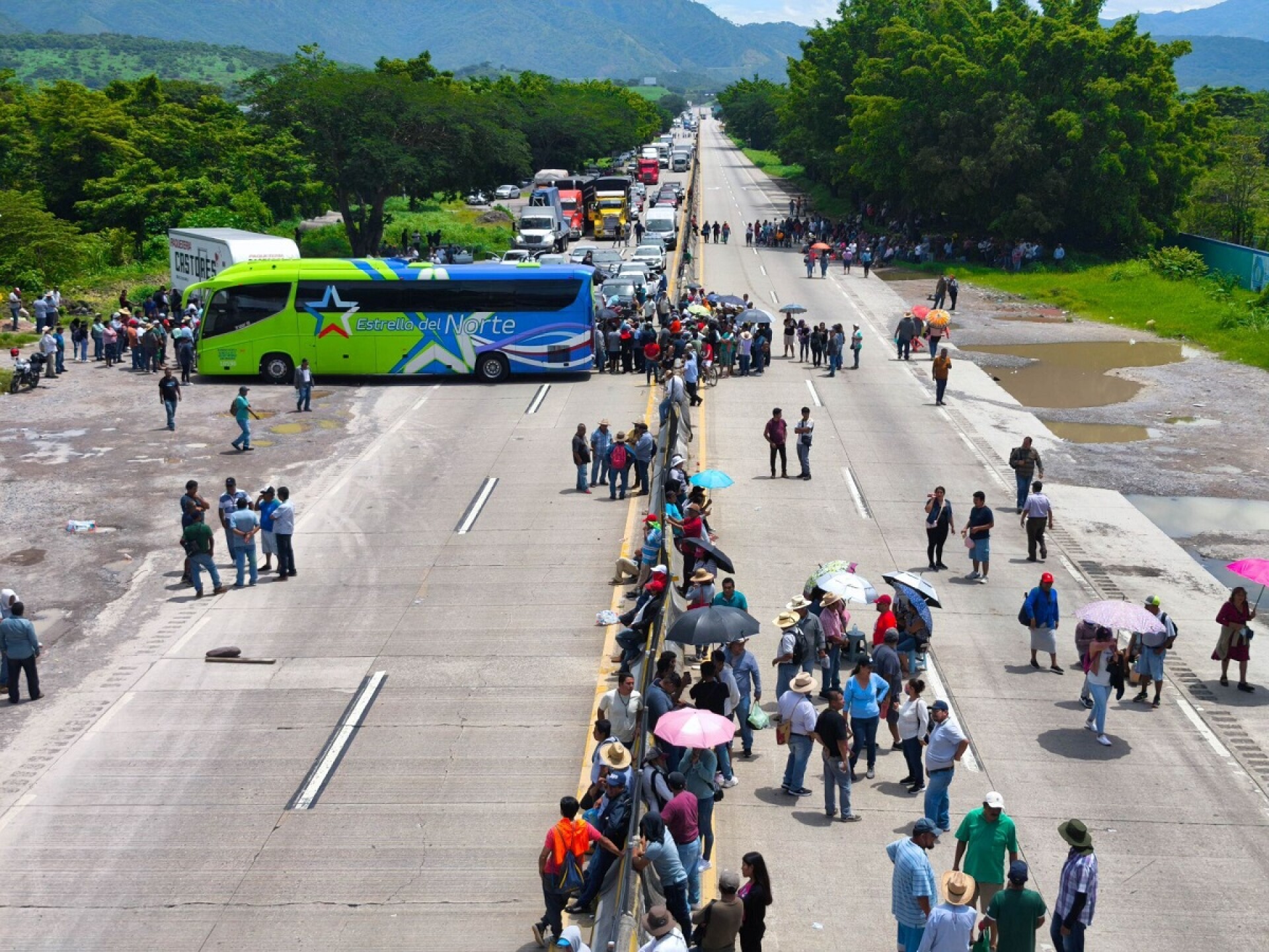 Comunidades Bloquean Autopista carretera