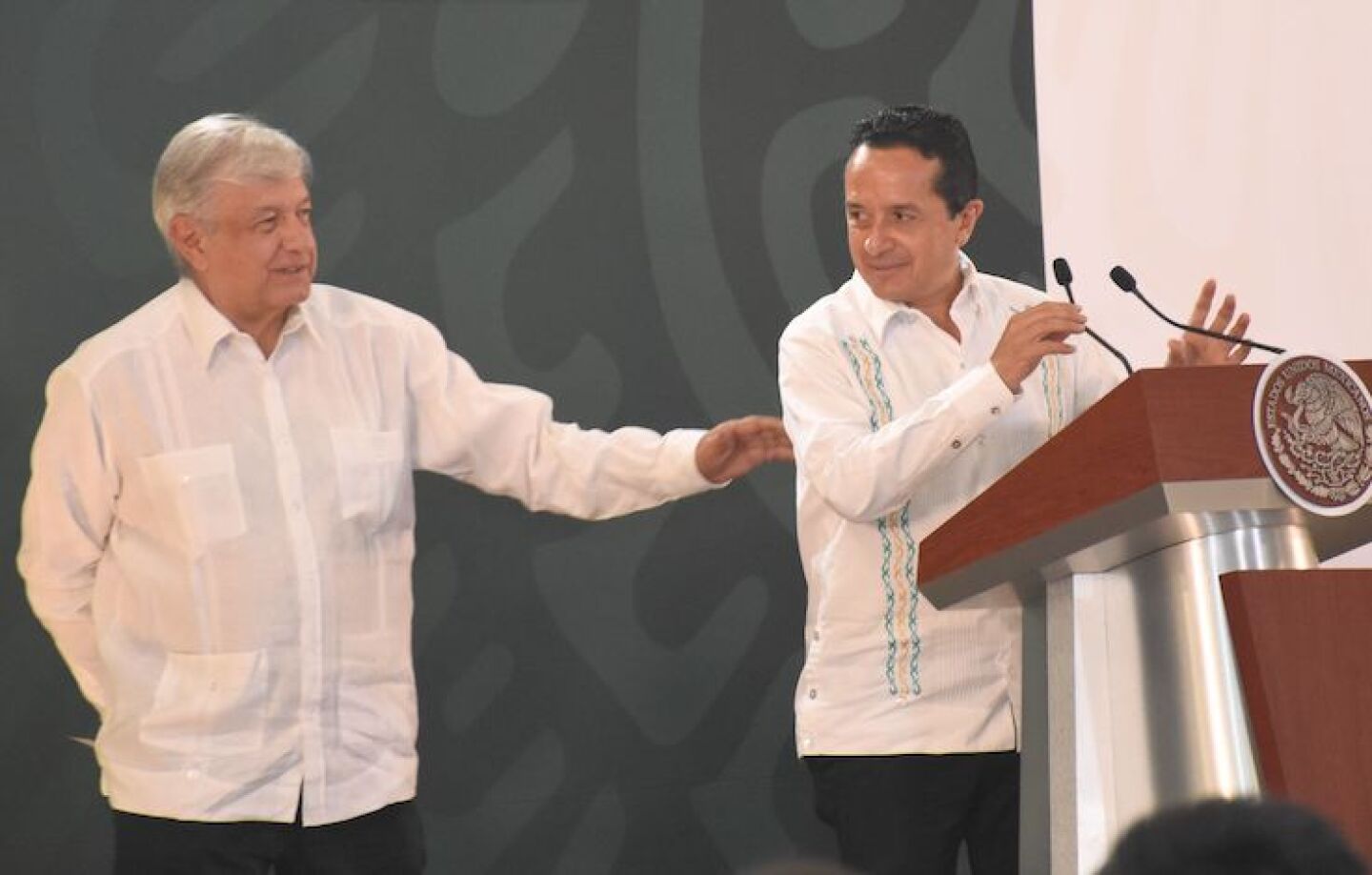 BENITO JUÀREZ, QUINTANA ROO, 24JUNIO2019.- Andrés Manuel López Obrador, Presidente de México en conferencia de prensa desde la Ciudad Militar de la zona continental de Isla Mujeres anunció que la Secretaría de Marina encabezará el plan de contra el sargazo en la zona del Caribe mexicano. Estuvo acompañado de Carlos Joaquín González, gobernador de Quintana Roo. FOTO: ELIZABETH RUIZ /CUARTOSCURO.COM