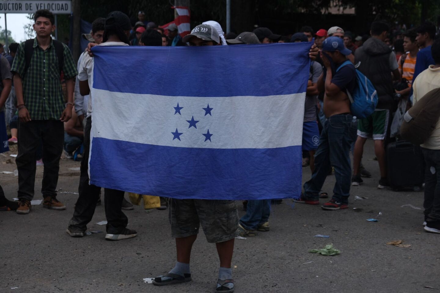 Migrantes centroamericanos continúan su camino en Frontera Hidalgo, Chiapas.