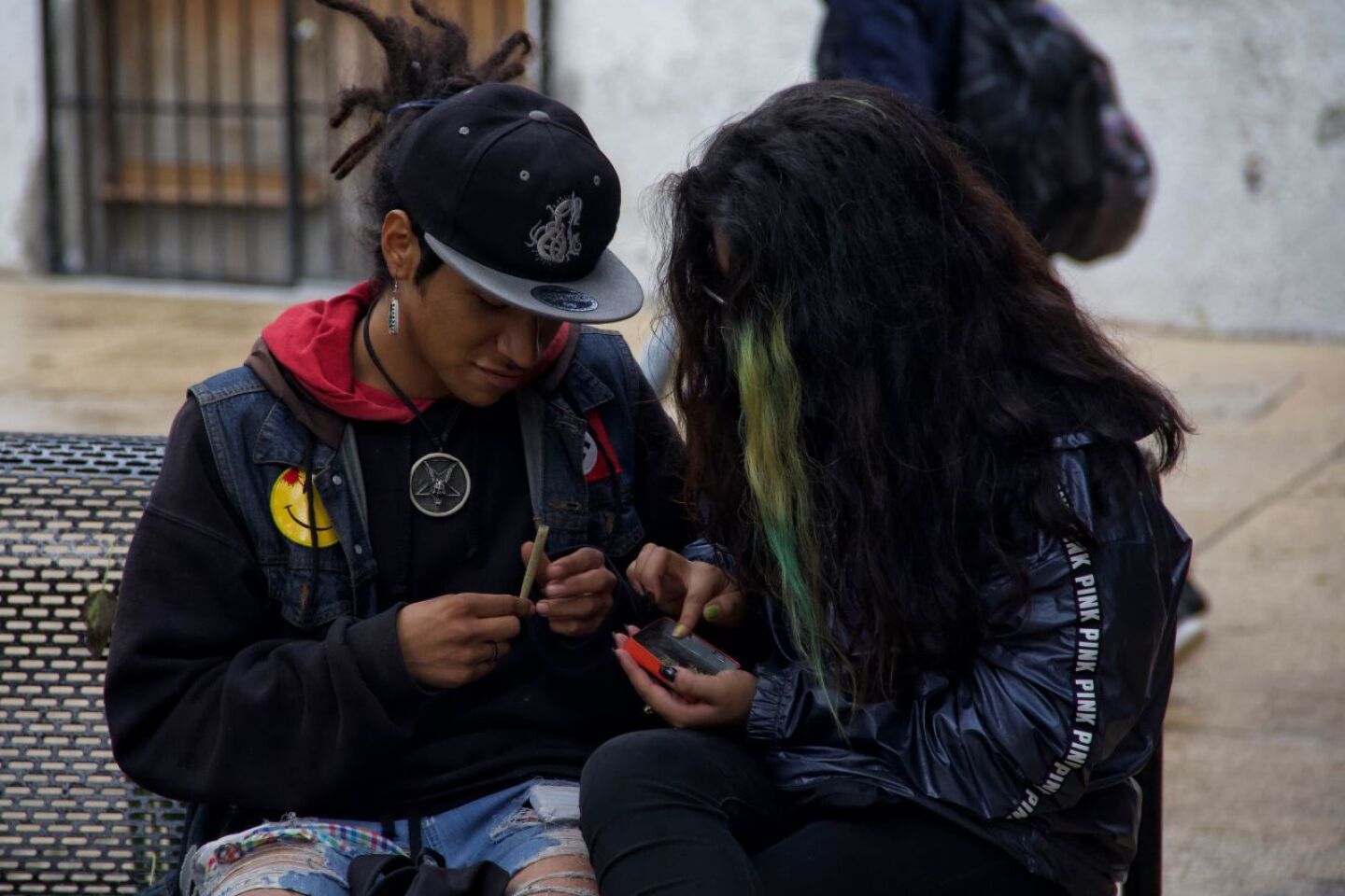 CIUDAD DE MÉXICO, 17OCTUBRE2019.- Decenas de personas, en su mayoría jóvenes, se reunieron en las inmediaciones de la Cámara de Senadores, como parte del proyecto de Despenalización a los Cannabis de la Federación de Organizaciones. Tratando de reunir al menos 3 mil firmas para exigir a los legisladores ser ponentes sobre los usos culturales y ecológicos del cannabis.FOTO: ANDREA MURCIA /CUARTOSCURO.COM