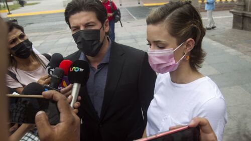 Mario Escobar y Dolores Bazaldúa; padres de Debanhi Escobar, la joven encontrada en el motel Nueva Castilla en una cisterna, se reunieron con el gobernador Samuel García y su esposa Mariana Rodríguez en el Palacio de Gobierno, para darle seguimiento al caso. Samuel declaró que acompañará a los padres a las instalaciones de la SEMEFO para ser entregado el cuerpo.