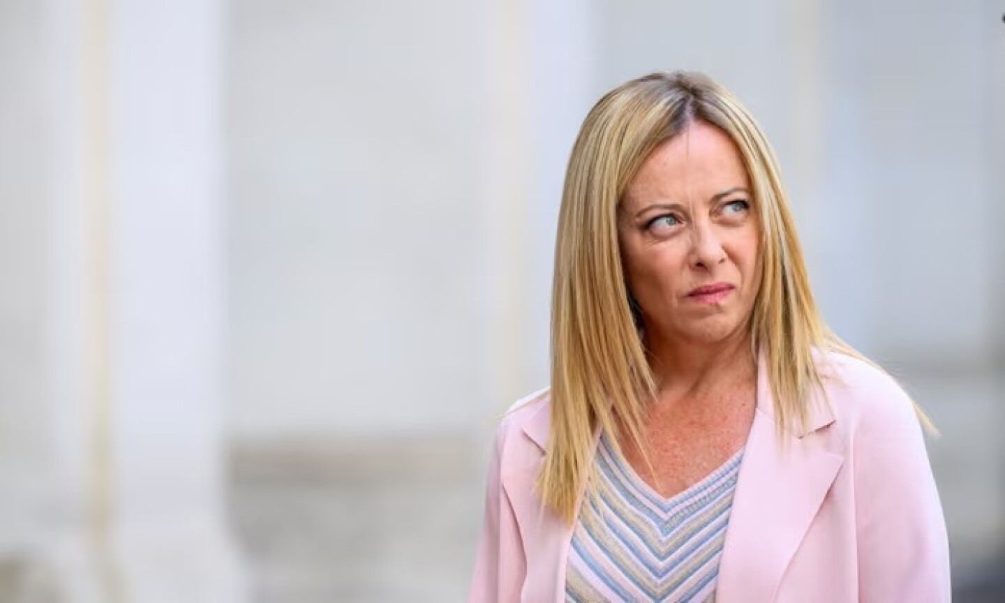 "Evita emborracharte”: estalla la disputa por los comentarios que hizo la pareja de la primer ministro italiana sobre violación
