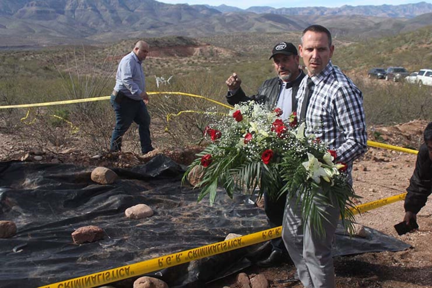 Familiares de la comunidad LeBarón acudieron al lugar en donde murieron asesinados 6 niños y 3 mujeres durante una emboscada para depositar unas flores y pedir un minuto de silencio en su memoria