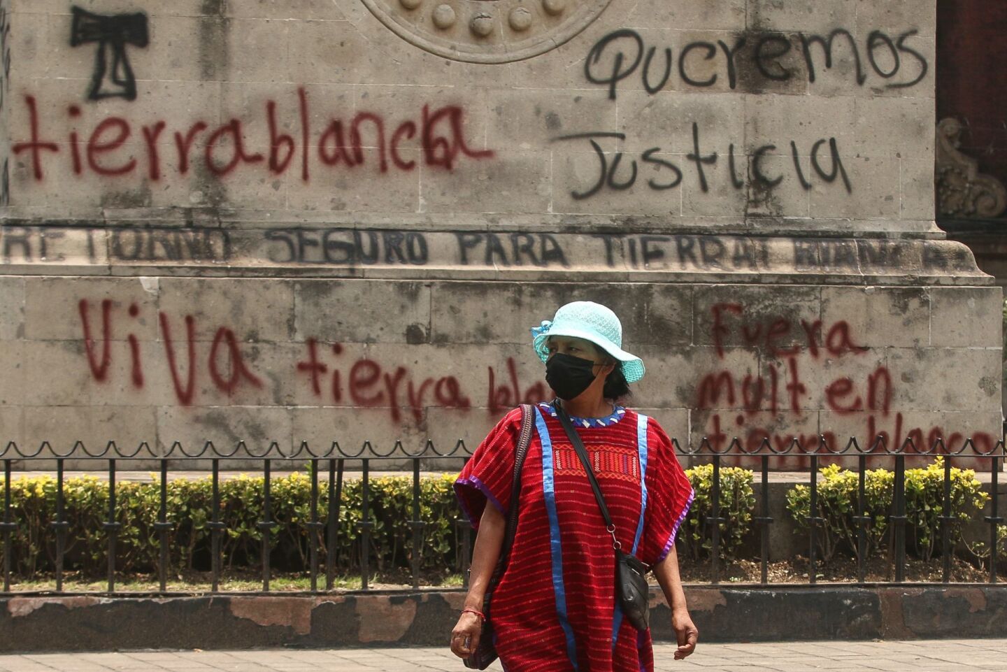 Mujeres triquis protestaron e intentaron ingresar a la Secretaría de Gobierno en busca de diálogo con autoridades.